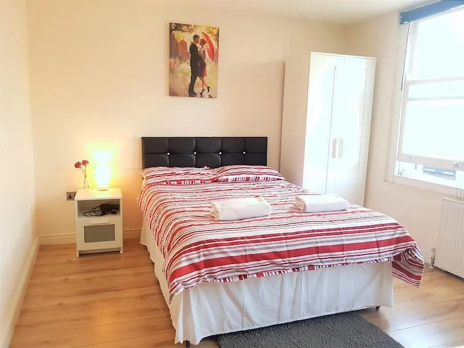 Cosy Studio Flat In Great Locationin London contacts